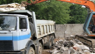 Вывоз строительного мусора с участка в Кунгуре недорого от 1565 руб. | 2Землекопа-Кнг